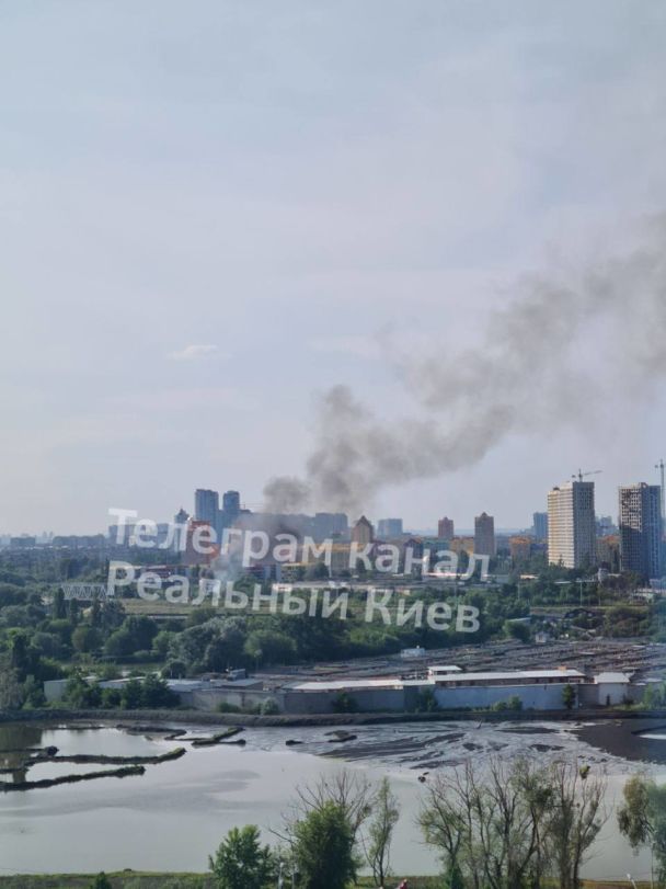 В Киеве загорелся масштабный пожар на левом берегу столицы.