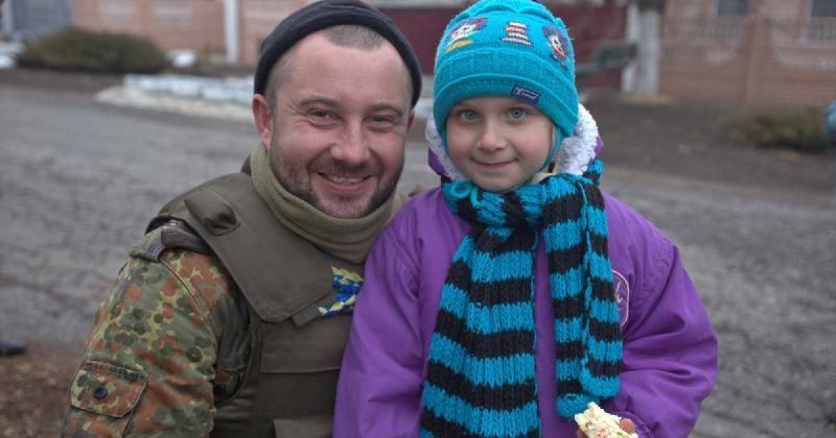 Військовослужбовці передали продукти мешканцям населених пунктів