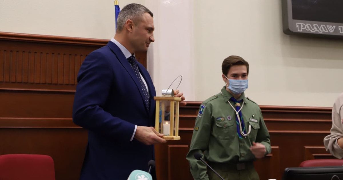 У Київраду принесли благодатний Вифлеємський вогонь