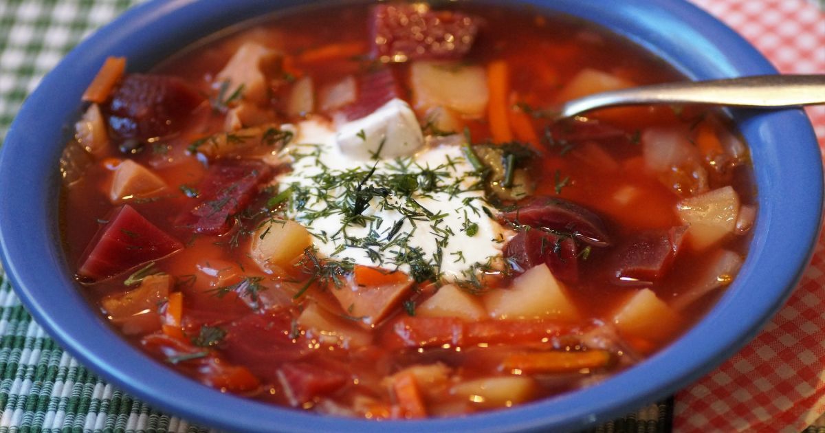 Как приготовить "Валковский борщ" с сушеными сливами и вишнями: рецепт из Харьковской области