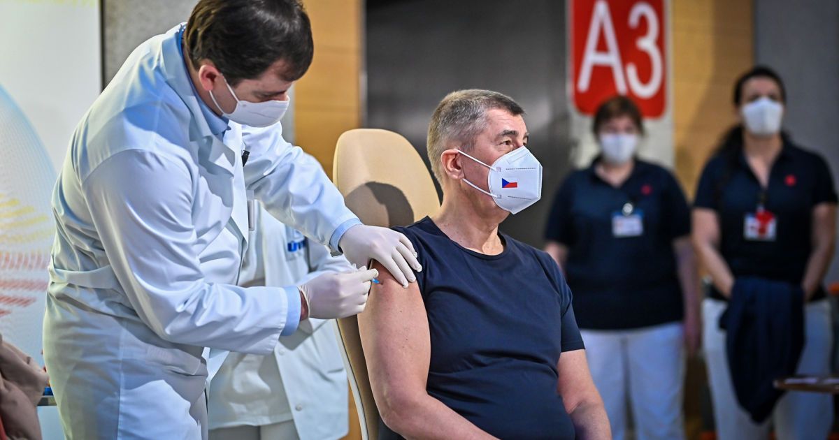 Начало массового привививания: премьер Чехии вакцинировался от коронавируса в прямом эфире