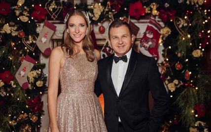 В блестящем платье и с мужем: Катя Осадчая показала новогодний снимок