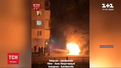 У Києві дощенту згорів мікроавтобус