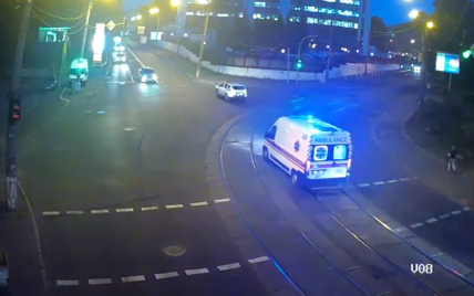 Смертельное ДТП с авто, в котором ехали 16 человек: травмированного ребенка срочно доставили в больницу в Киеве (видео)