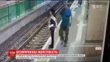В Гонконге мужчина столкнул на рельсы метро незнакомую женщину