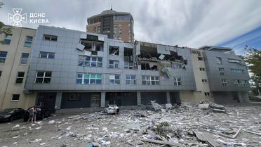 В Днепровском районе обломки рухнули на медцентр.