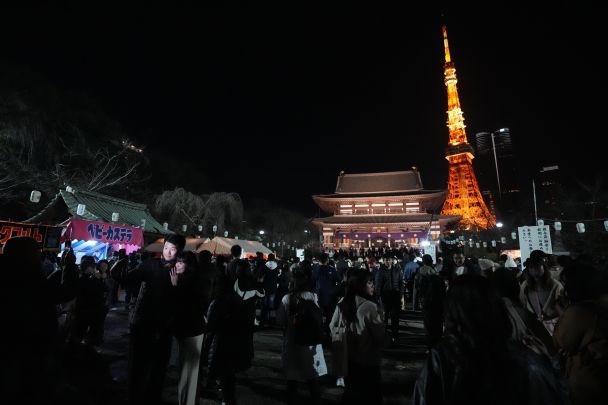 Люди стоять у черзі, щоб помолитися в буддистському храмі в новорічну неділю, 31 грудня 2023 року, в Токіо / © Associated Press