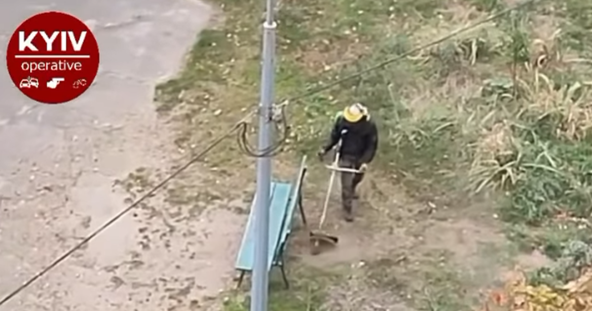 У Києві комунальник на Дніпровській набережній стриже землю газонокосаркою: з'явилося відео