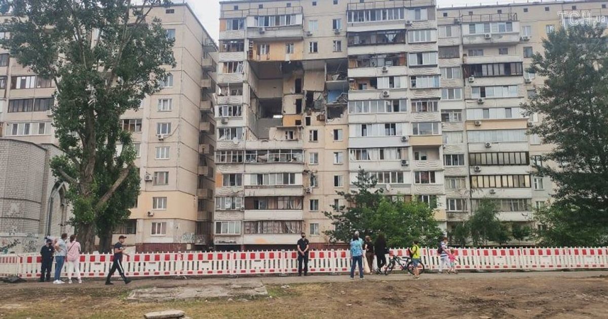 В одній із квартир зруйнованого вибухом будинку на Позняках знайшли зброю, боєприпаси та вибухівку