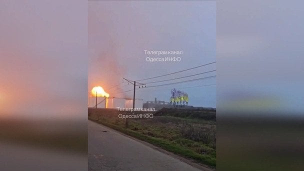 Обстріл РФ порту «Південний» на Одещині, де були розташовані резервуари з олією / © Фото із соціальних мереж