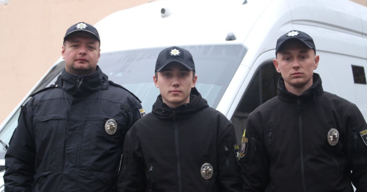 У Києві чоловік впав під колеса поїзда: його ледь встигли врятувати