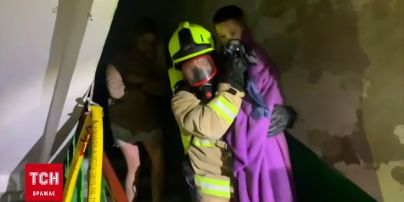 У Рівному вогнеборці винесли з пожежі маленького хлопчика