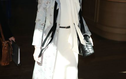 В белом платье и цветочном пальто: красивая Эмбер Херд приехала на очередное заседание в суд