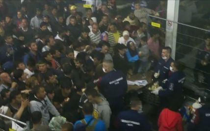 В Сети появилось видео, как венгерская полиция бросает еду в толпу беженцев