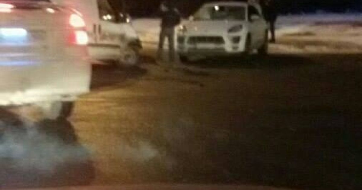 В Киеве на оживленном проспекте не разминулись Fiat и Porsche, образовав масштабный затор