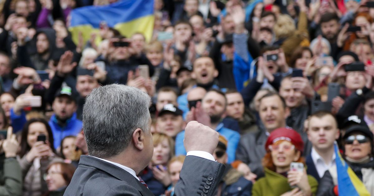 Толпа сторонников и песни: как прошла пресс-конференция Порошенко с журналистами на стадионе