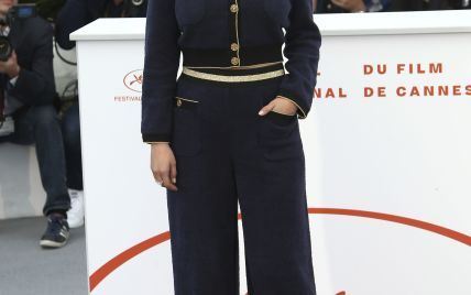 Скромно, но дорого: Селена Гомес пришла на фотоколл фильма в костюме от Chanel