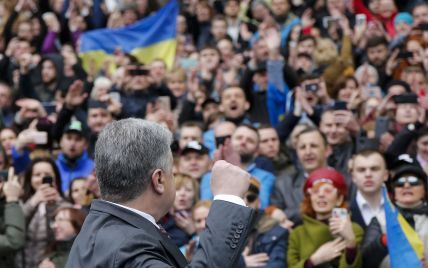 Натовп прихильників і пісні: як минула прес-конференція Порошенка з журналістами на стадіоні