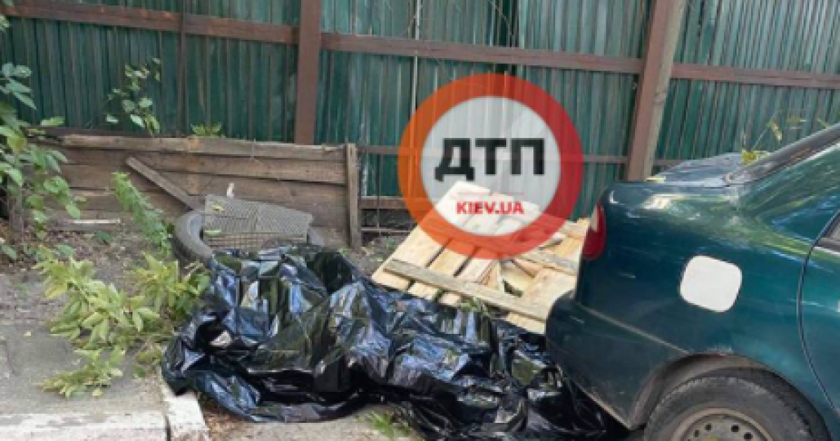 Загинув миттєво: у центрі Києва будівельник упав з висотки