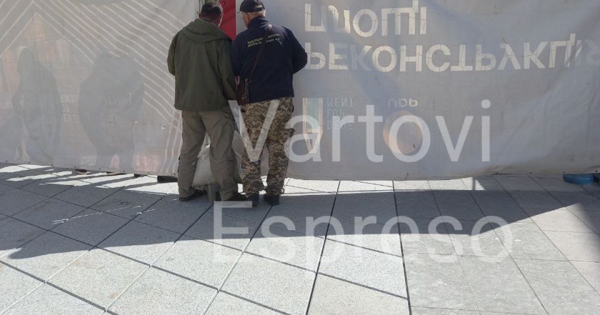 У Києві на Арсенальній вантажівка провалилася під землю