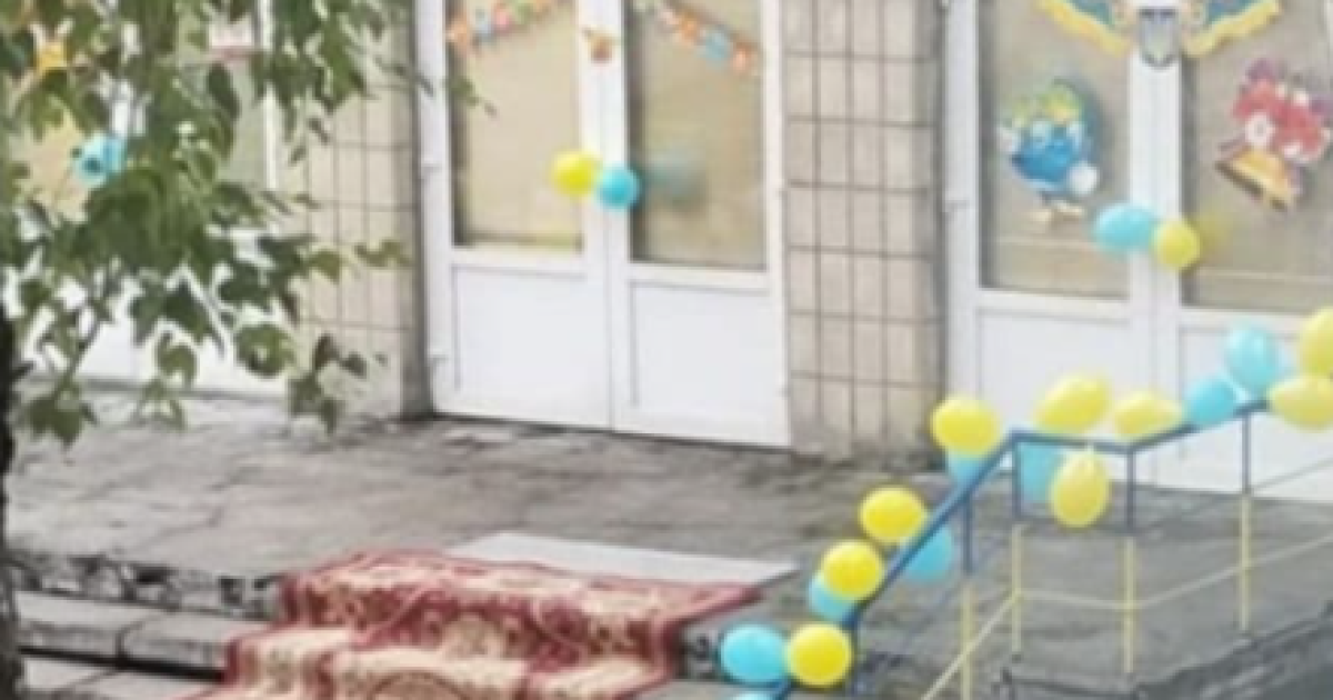 У Києві сходи до школи устелили килимом / © "Киев Сейчас"