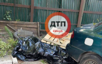 Загинув миттєво: у центрі Києва будівельник упав з висотки