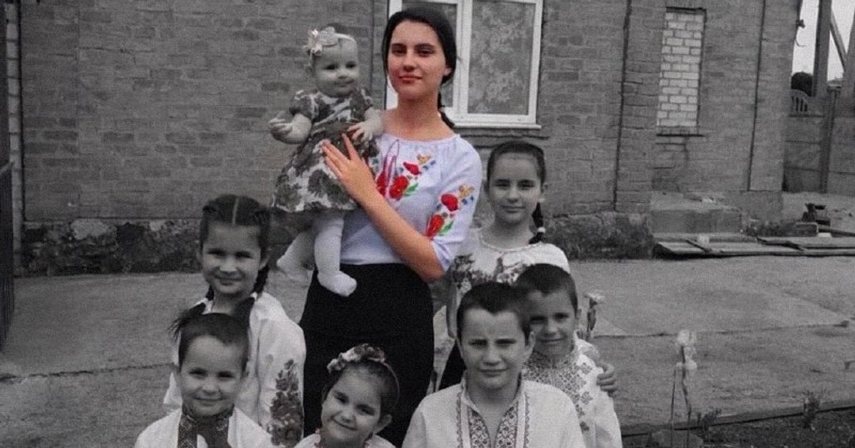 Ауріка Воронова з сімома братиками та сестричками