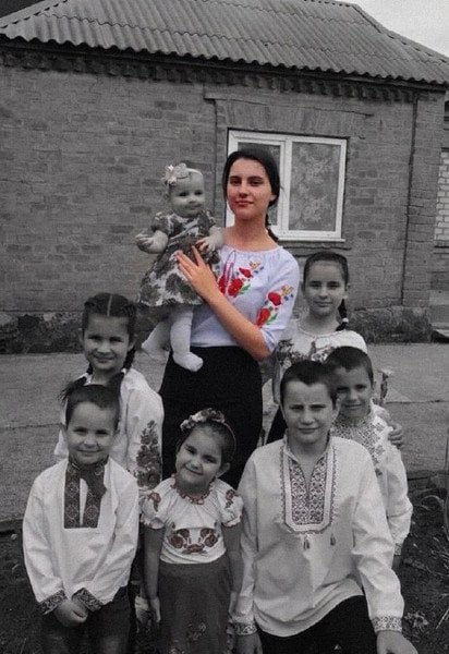 Аурика Воронова с семью братиками и сестричками