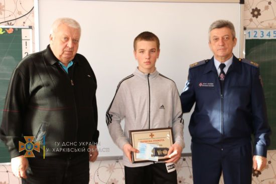 Бабуся та троє дітей могли згоріти живцем: підліток із сусідом витягли з охопленої вогнем хати цілу родину