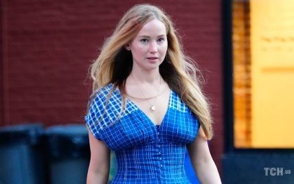 Пять месяцев после родов: Дженнифер Лоуренс в клетчатом платье прогулялась по Нью-Йорку