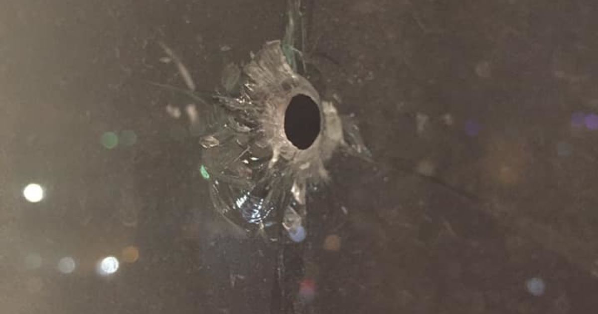 Неизвестные обстреляли окна квартиры пресс-секретаря Омеляна