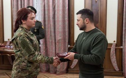 "Пташка" из Азовстали получила почетную награду от президента и посвятила ее павшим побратимам