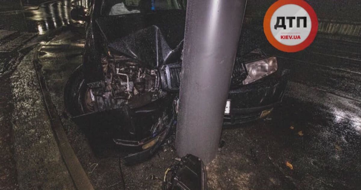 У Києві таксі з пасажирами влетіло у стовп