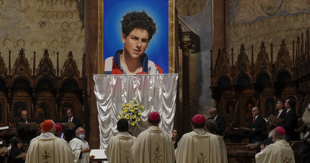 Изображение 15-летнего Карло Акутиса, скончавшегося в 2006 году от лейкемии, во время церемонии его беатификации