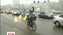 На мосту Патона у Києві до Дня Соборності створили живий ланцюг