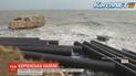 Шторм в Крыму завалил побережья защитными трубами с Керченского моста