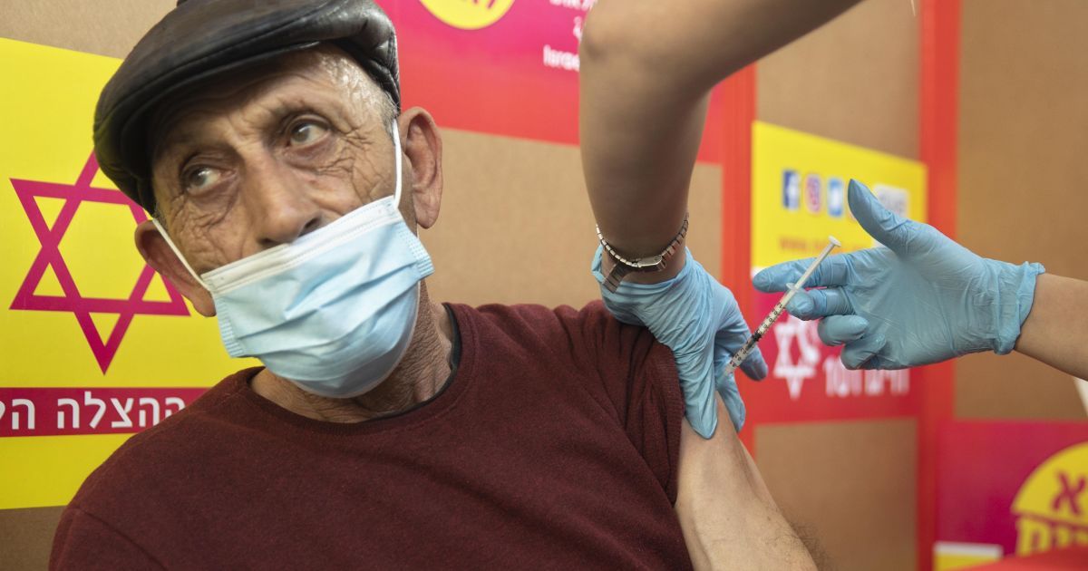 Израиль лидирует по темпам вакцинации: прививку получила половина населения страны