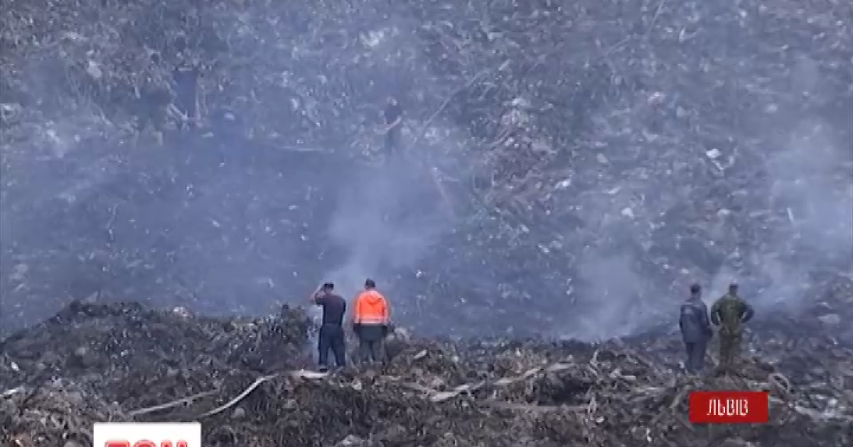 Спасательная операция продлится на свалке под Львовом круглосуточно