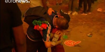 До слез. Маленький португалец трогательно утешил француза после поражения "синих" на Евро-2016