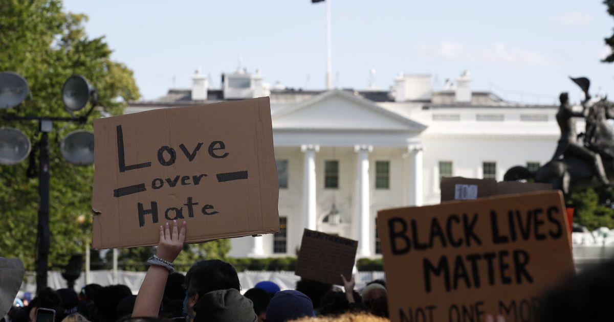 Трамп не планирует вводить армию в штаты, которые не могут подавить протесты - СМИ