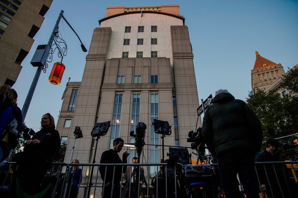 Натовп поблизу суду в США, де виносили вирок P. Diddy / © Associated Press