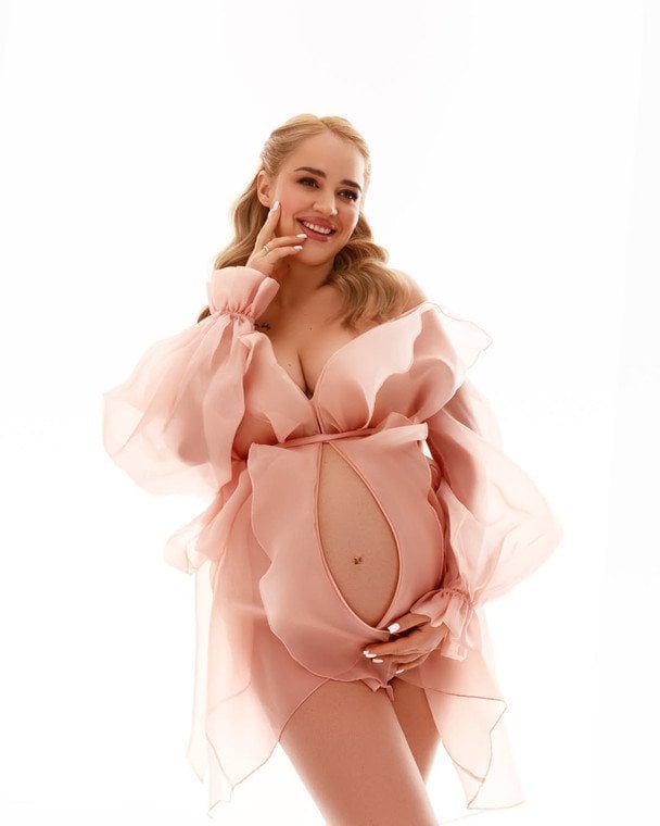 Переможниця "Холостяка-13" Інна Бєлєнь заявила про початок пологів і показалася з чоловіком