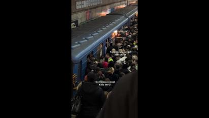 В Киеве в метро возникла безумная давка