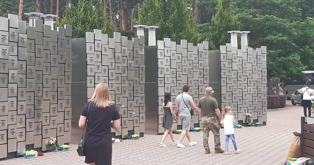 В Буче установили инсталляцию для чествования горожан, замученных оккупантами. Фото: соцсети.