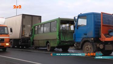 В Харькове грузовик превратился в огромный молот и ударом вогнал маршрутку в фуру