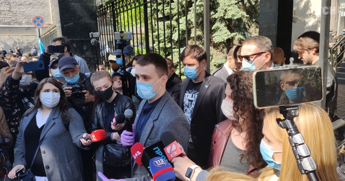 Стерненку готують підозру у незаконному носінні холодної зброї