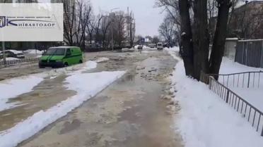 У Києві прорвало трубу: водою залило вулицю, транспорт зупинився (відео)