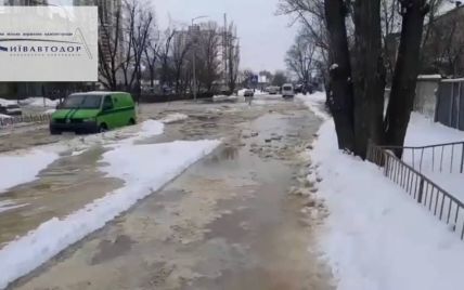 В Киеве прорвало трубу: водой залило улицу, транспорт остановился (видео)