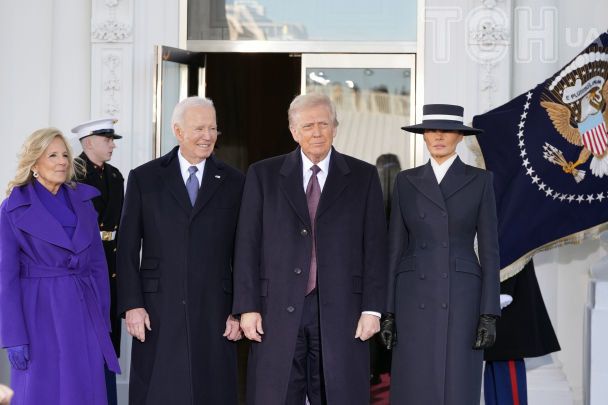 Джилл и Джо Байден приветствуют Дональда Трампа и Меланию Трамп возле Белого дома в Вашингтоне / © Associated Press