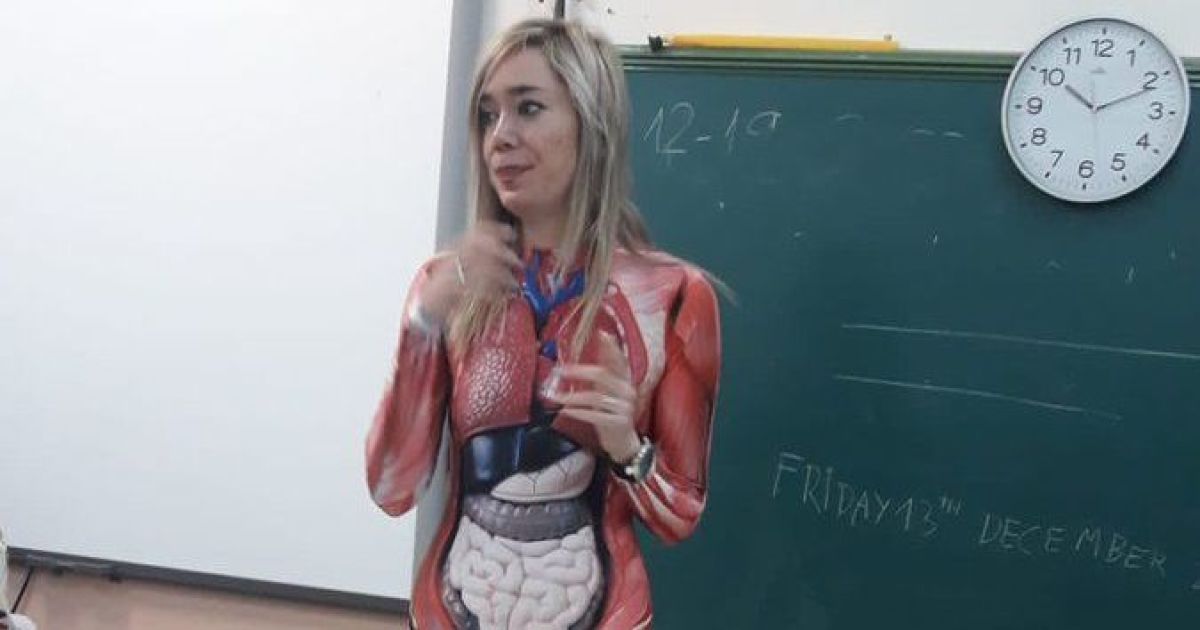 В Испании учительница преподает анатомию просто на собственном теле
